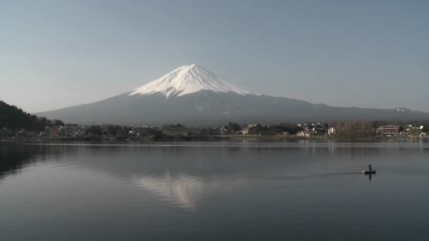 Mt. Fuji se eleva sobre un pescador en el lago — Vídeo de stock