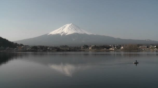 Mt. Fuji se eleva sobre un pescador en el lago — Vídeos de Stock