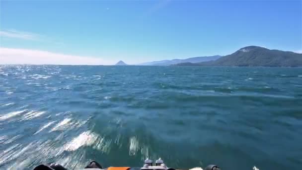 Arco del zodíaco moviéndose rápidamente a través del agua — Vídeo de stock