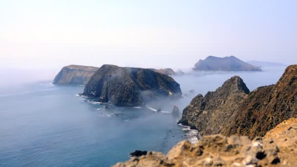 チャネル諸島の上を流れる雲 — ストック動画