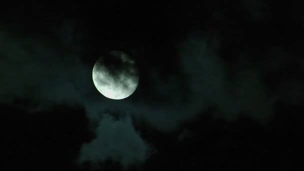 Las nubes pasan antes de la luna — Vídeo de stock