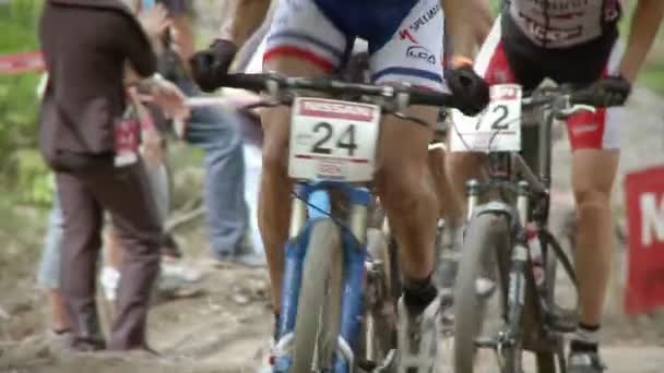 Fuera de la carretera ciclistas carrera por un camino inclinado tierra . — Vídeos de Stock