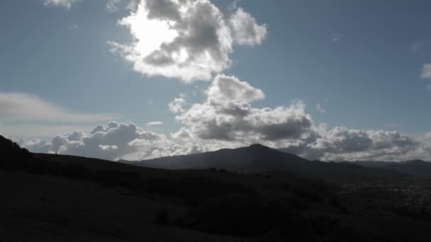 Wolken voorbij Bergen — Stockvideo