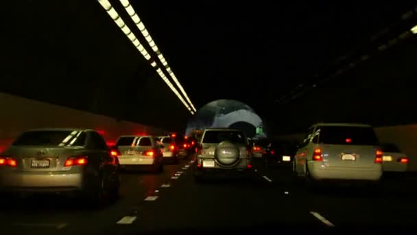 Verkeer op een snelweg rijdt — Stockvideo