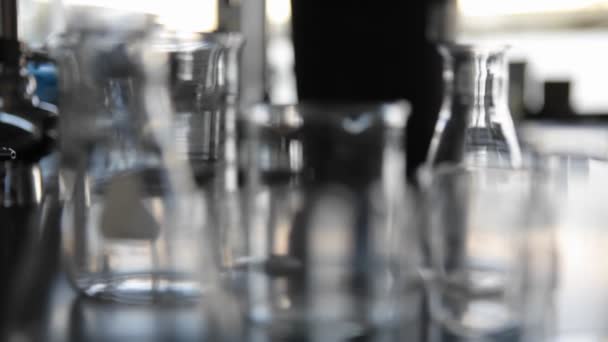Tudományos üveg főzőpoharak — Stock videók