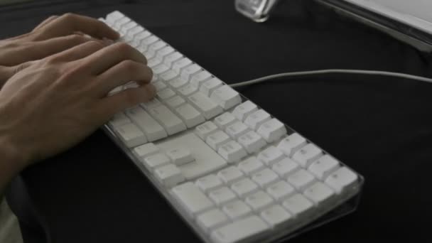 Tipo de manos en el teclado — Vídeo de stock