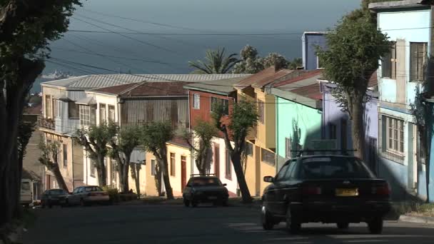 Městské ulice s výhledem na oceán v Valparaiso — Stock video