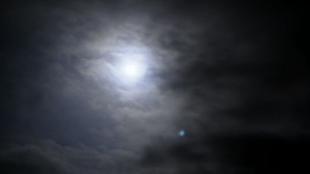 Wolken mit dem Mond am Nachthimmel — Stockvideo