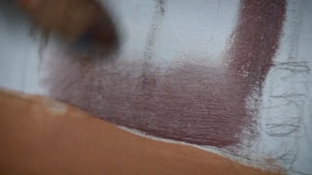 Ein Künstler malt auf eine Leinwand. — Stockvideo