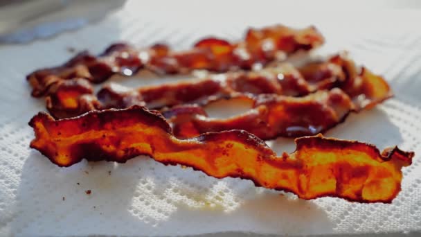 Bacon cuit dans la lumière du matin . — Video