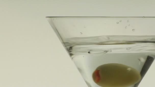 Olive cadute in un martini — Video Stock