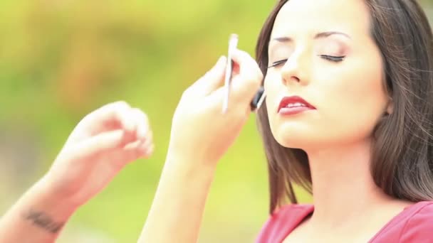 Make-up artist przygotowuje model — Wideo stockowe