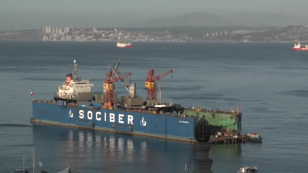 Un dique seco flotante en el puerto de Valparaíso — Vídeo de stock