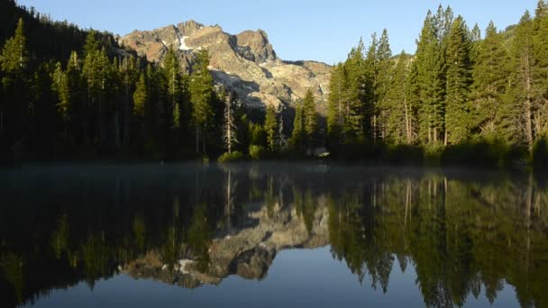 Reflexión de las Sierra Buttes sobre el Estanque de Arena — Vídeos de Stock