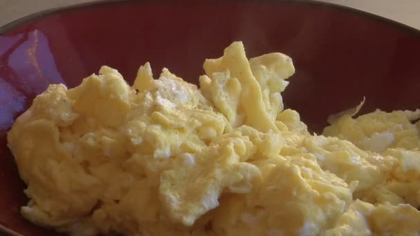 Steaming scrambled eggs. — Stock Video