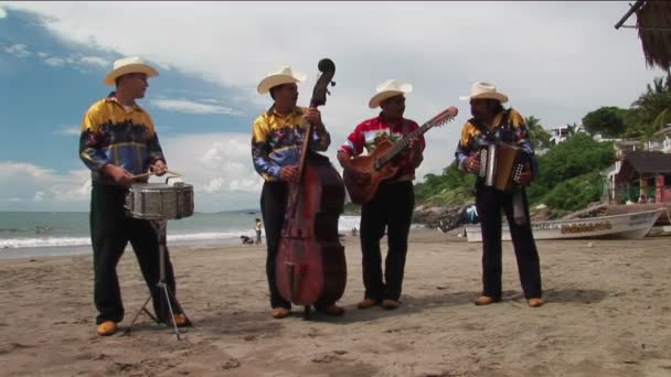 Una banda de mariachis toca en una playa . — Vídeos de Stock