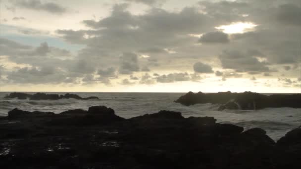 Tormenta sopla sobre el océano — Vídeos de Stock
