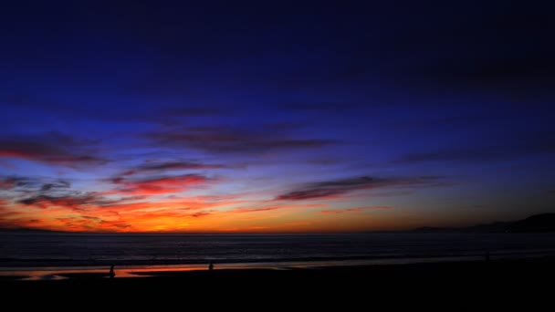 Barevný západ slunce nad oceánem — Stock video