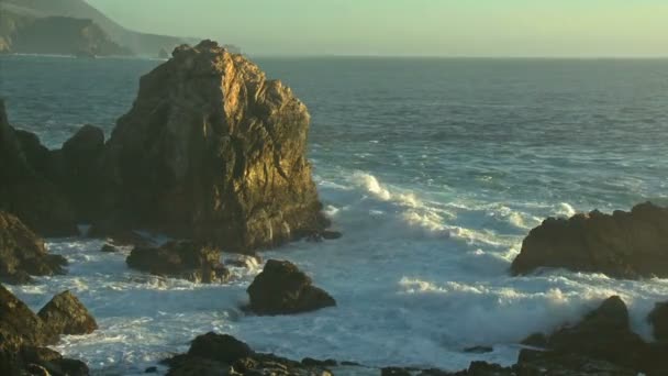 Surf rola no litoral de Big Sur — Vídeo de Stock