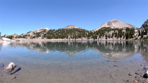 Water of Lake Helen in Lassen Volcanic National Park — Stock Video