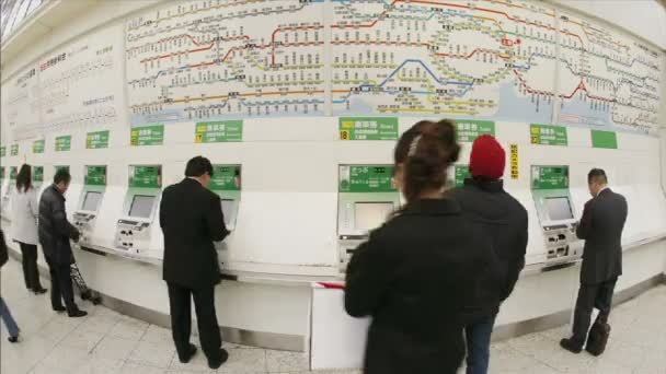 Passagerarna köpa Jr tunnelbana biljetter i Tokyo — Stockvideo