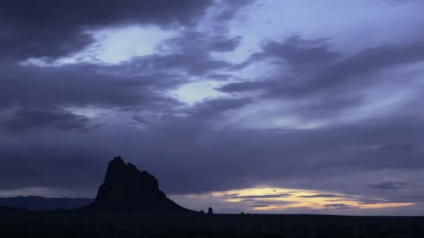 Le nuvole passano sopra una montagna — Video Stock