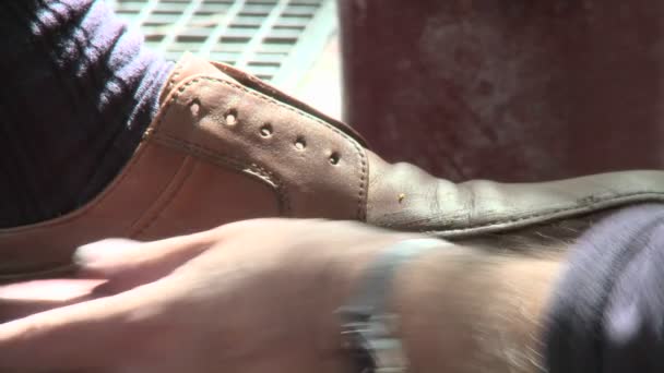 Cirage de chaussures dans la rue — Video