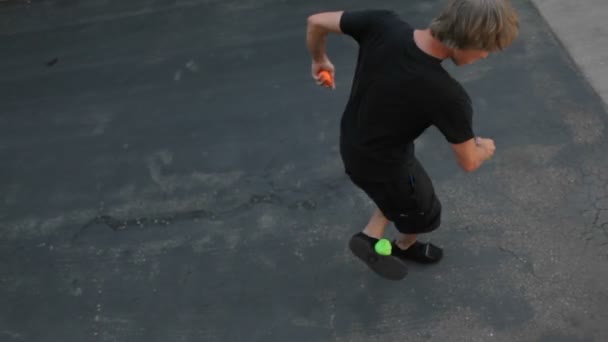 Ein Mann jongliert mit Bällen — Stockvideo