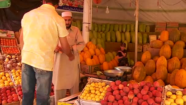 Egy ember üzletek egy gyümölcs piac Kabulban — Stock videók