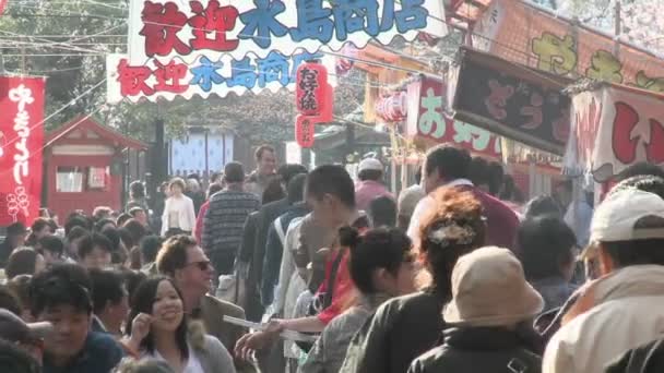 Puesto de comida atestado en el Parque Ueno — Vídeo de stock