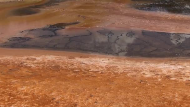 Vapor sobe de um lago geotérmico no Grand Prismatic Springs, na Flórida — Vídeo de Stock