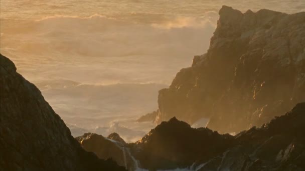 Waves crashing against the rocks — Stock Video