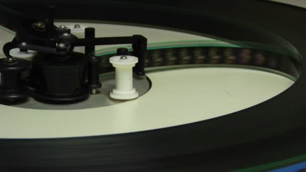 Filmstrip spoolt via een projector — Stockvideo