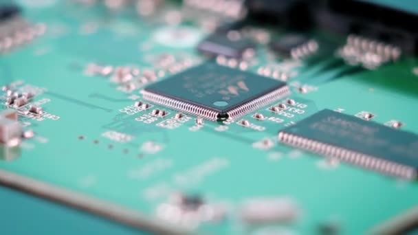 A circuit board revolves. — Stock Video