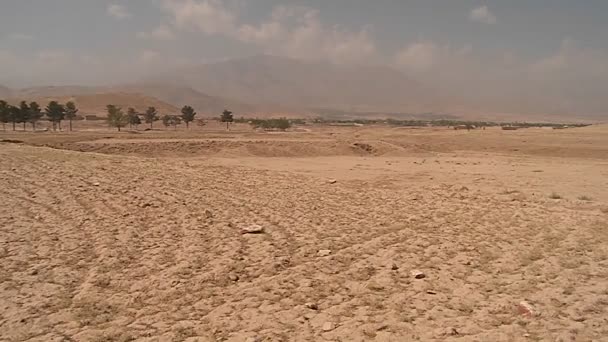 Landmine veld naar Ana soldaat buiten Kabul — Stockvideo