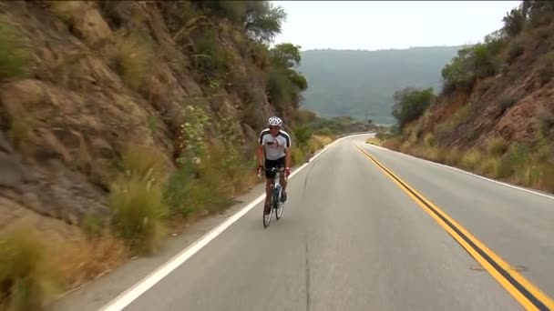 自転車は高速道路に沿って売っ — ストック動画