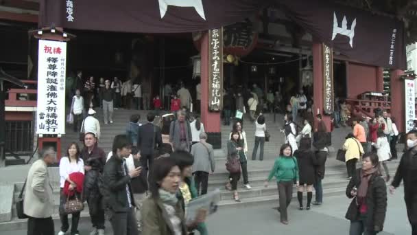 Відвідувачам Senso-ji або Асакуса Temple башта дзвоника do — стокове відео