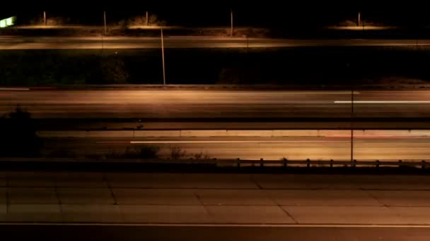 Los vehículos conducen por una autopista — Vídeos de Stock