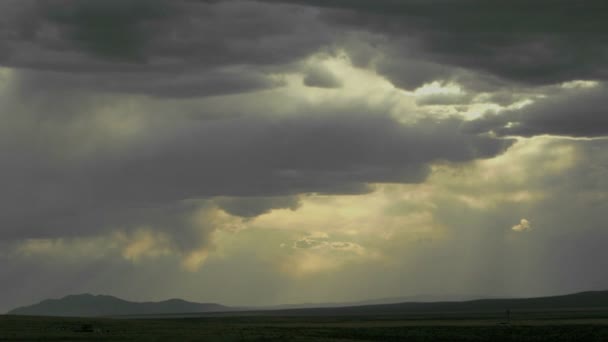 Wolken doorlopen een donkere hemel. — Stockvideo