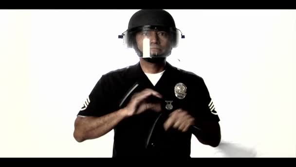 Oficer policji w rynsztunku — Wideo stockowe