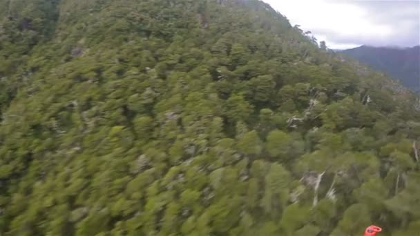 Hubschrauber fliegt über Rio Palena — Stockvideo