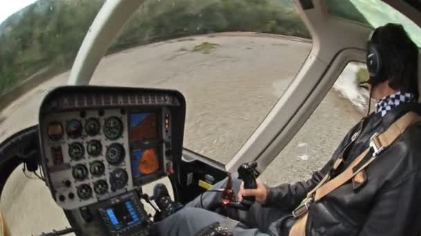 조종사는 헬기에서 이륙 — 비디오