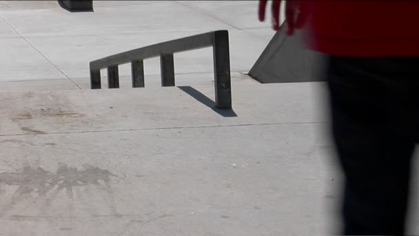 Boy skateboards en un medio tubo — Vídeos de Stock