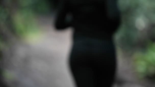 Uma mulher corre em um caminho — Vídeo de Stock