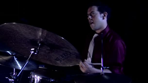 Музикант грає на барабанах — стокове відео