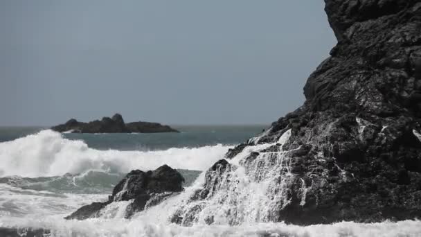 Waves crash against boulders — Stock Video