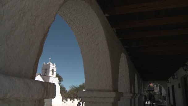 Iglesia San Pedro ingelijst in de bogen — Stockvideo