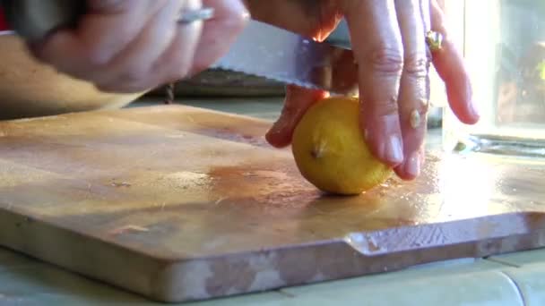 Una mujer corta un limón — Vídeo de stock