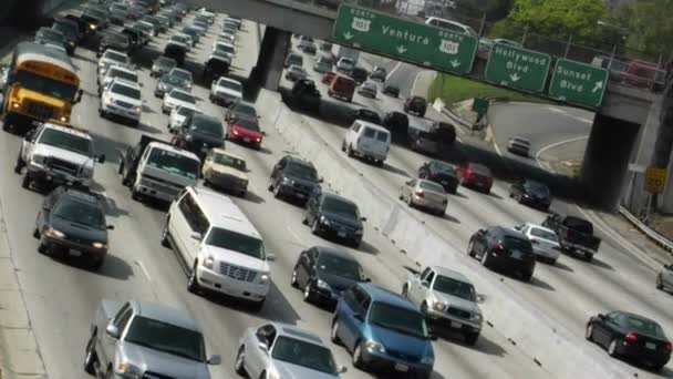 Movimentos de tráfego ao longo de auto-estradas — Vídeo de Stock