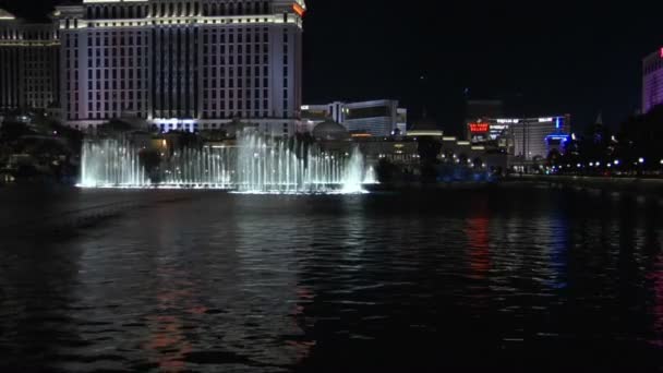 Una grande fontana esterna animata — Video Stock